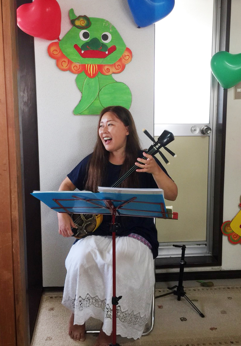 町内会で歌う島袋りりあ