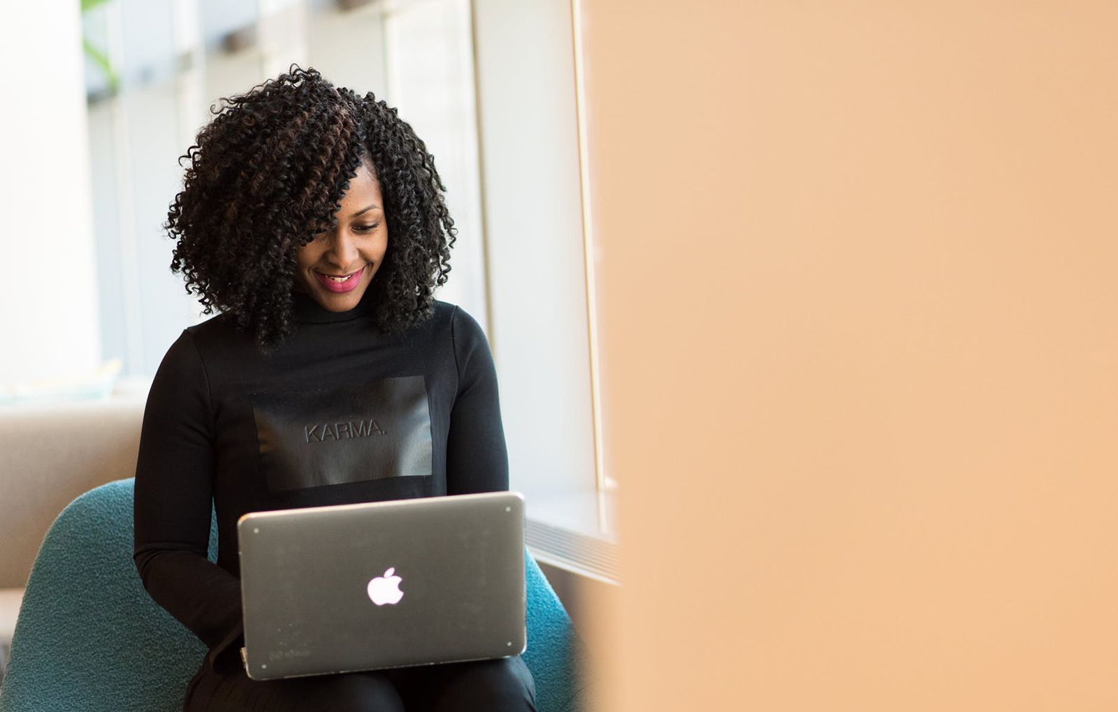 ネットをする女性