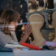 レースウィッグが世界に広がった、その歴史と理由、そして問題点。