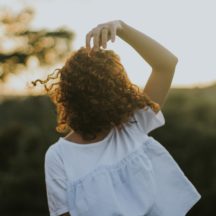 【やってはいけない】その３：カールした髪にこまめなブラッシング